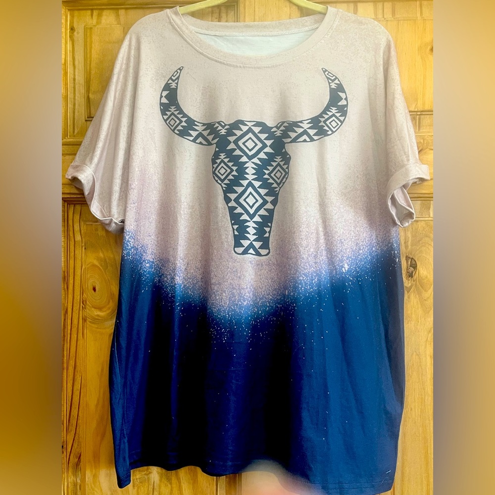 Tee with bull skull